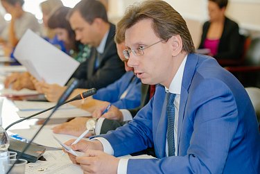 Оклады специалистов по опеке и попечительству несовершеннолетних вырастут с 1 октября